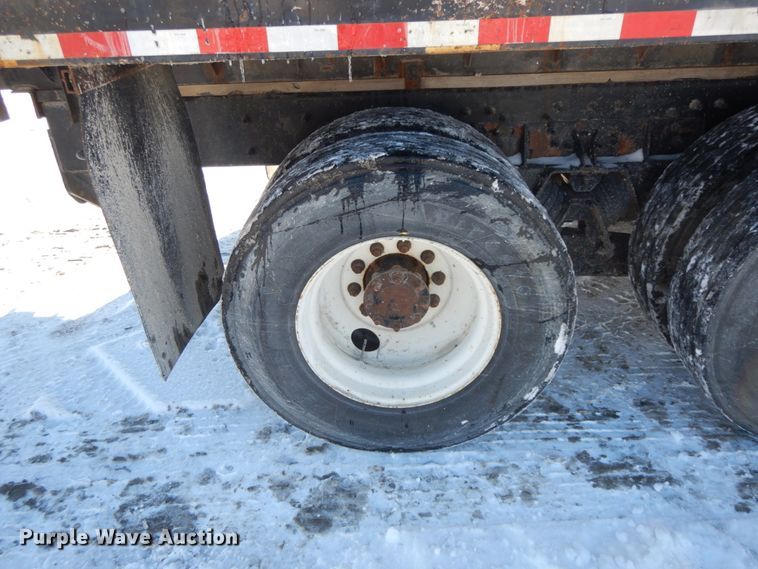 image for item DF6441 2004 International 7400  flat bed truck