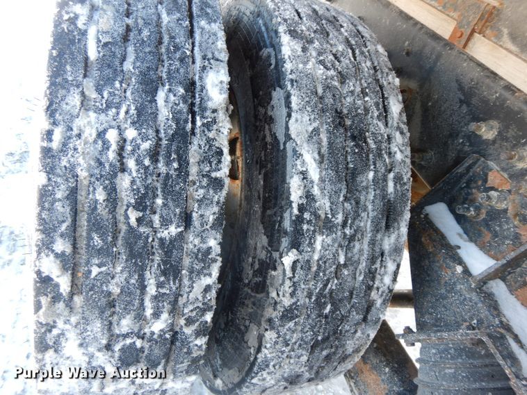 image for item DF6441 2004 International 7400  flat bed truck