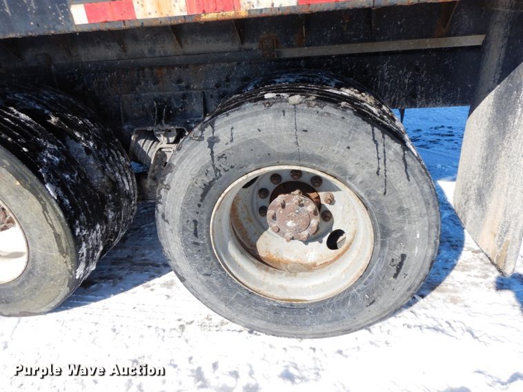 image for item DF6441 2004 International 7400  flat bed truck