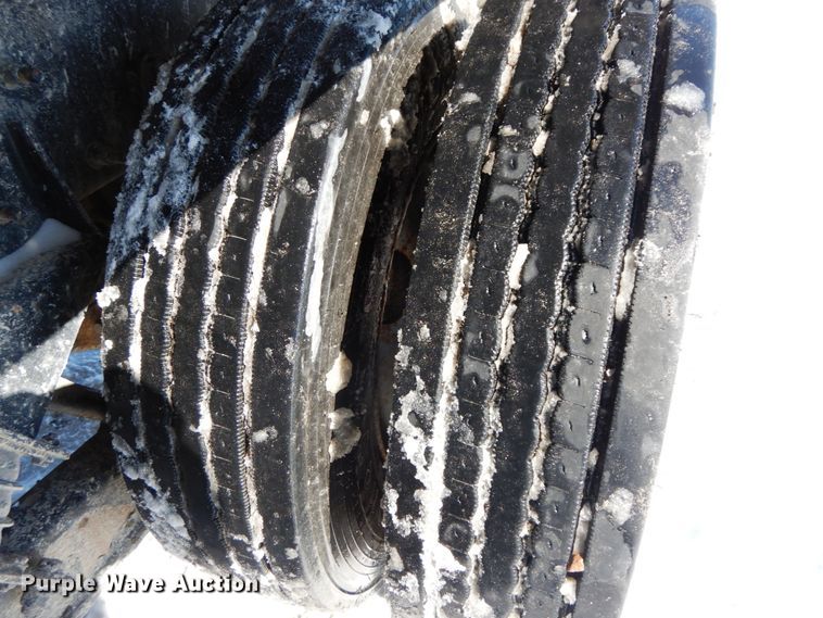 image for item DF6441 2004 International 7400  flat bed truck