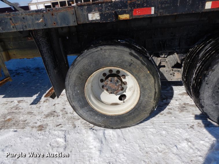 image for item DF6441 2004 International 7400  flat bed truck