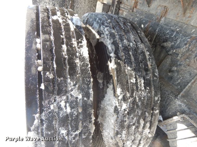 image for item DF6441 2004 International 7400  flat bed truck