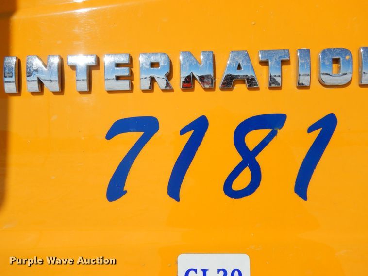 image for item DF6441 2004 International 7400  flat bed truck