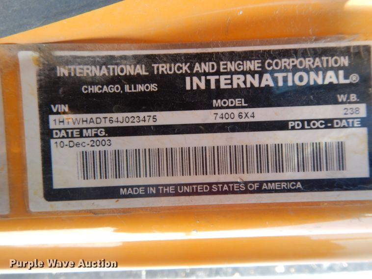 image for item DF6441 2004 International 7400  flat bed truck