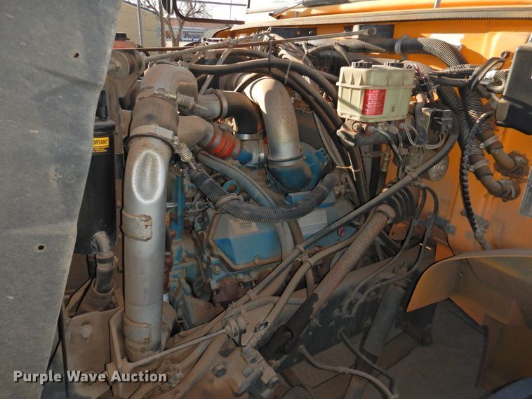 image for item DG1587 2000 International 3800  school bus