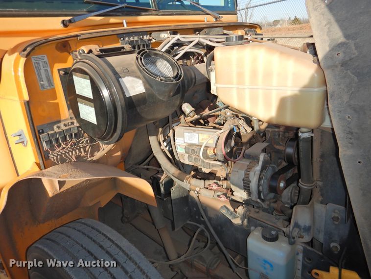 image for item DG1587 2000 International 3800  school bus