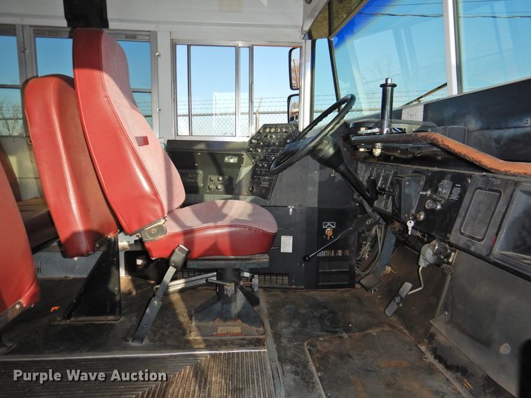 image for item DG1587 2000 International 3800  school bus