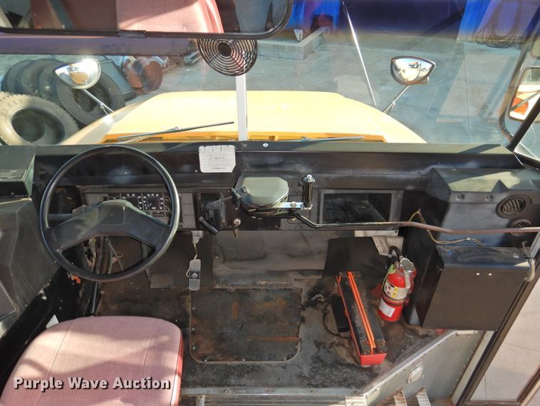 image for item DG1587 2000 International 3800  school bus