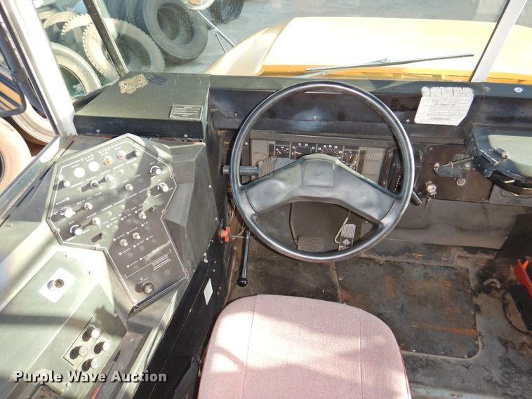 image for item DG1587 2000 International 3800  school bus