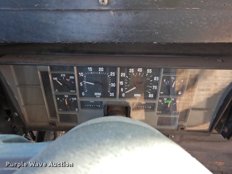 image for item DG1587 2000 International 3800  school bus