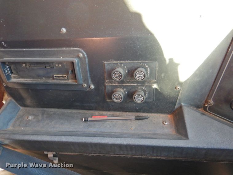 image for item DG1587 2000 International 3800  school bus