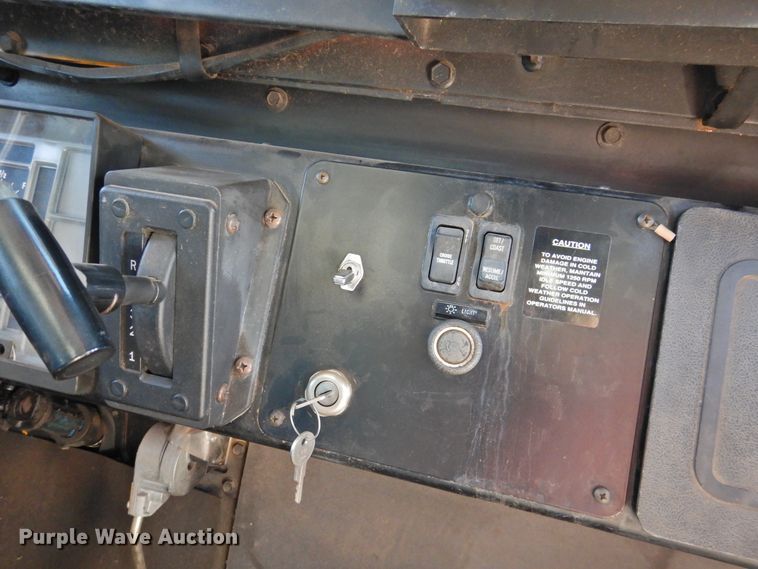 image for item DG1587 2000 International 3800  school bus