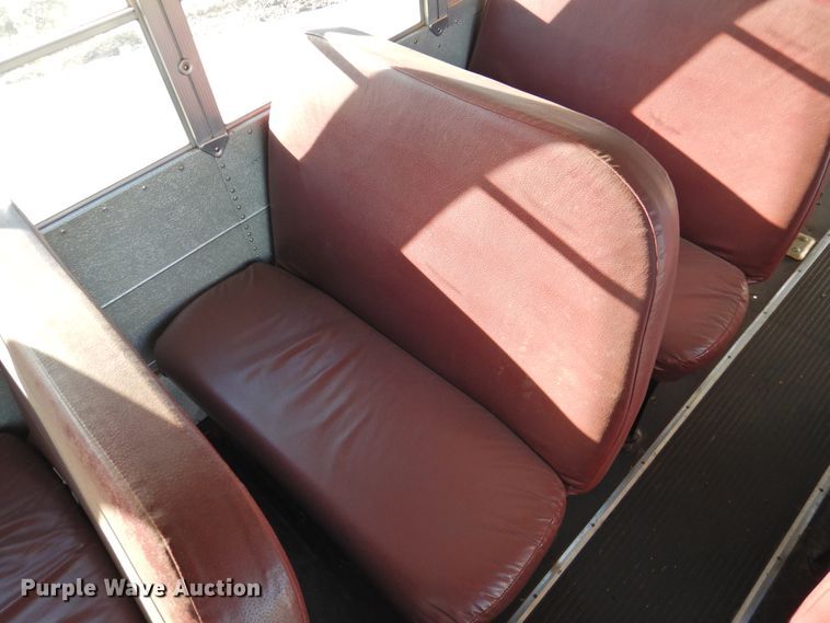 image for item DG1587 2000 International 3800  school bus