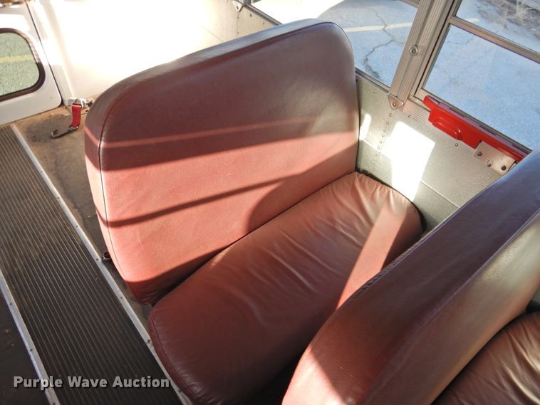 image for item DG1587 2000 International 3800  school bus