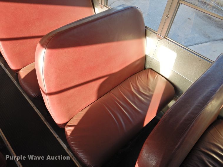 image for item DG1587 2000 International 3800  school bus