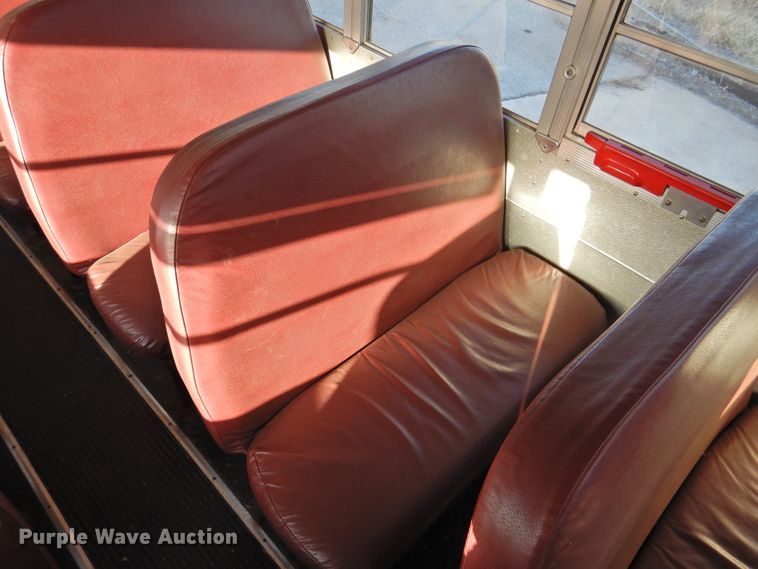 image for item DG1587 2000 International 3800  school bus