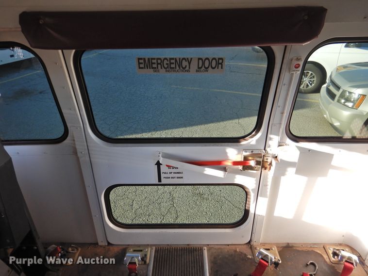 image for item DG1587 2000 International 3800  school bus