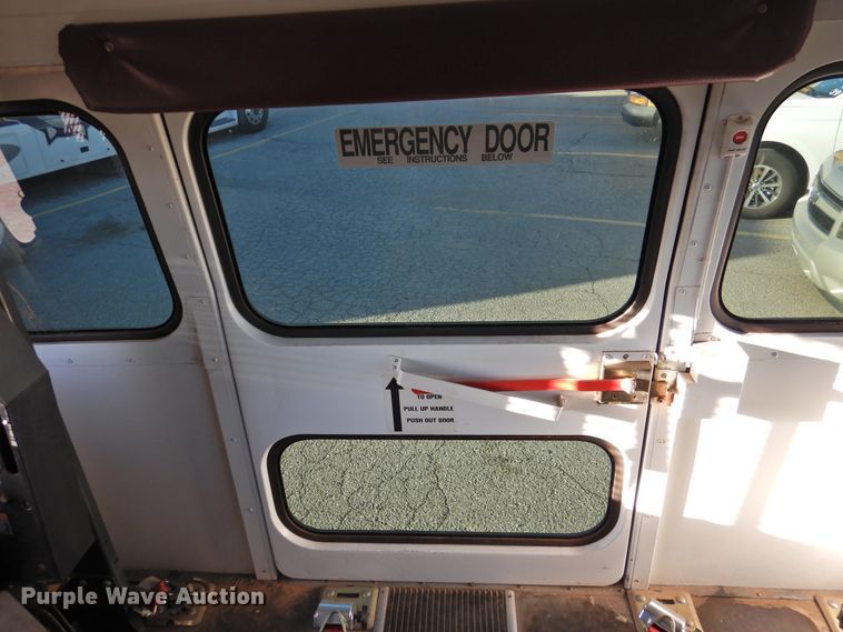 image for item DG1587 2000 International 3800  school bus