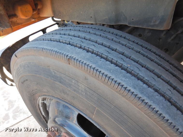 image for item DG1587 2000 International 3800  school bus