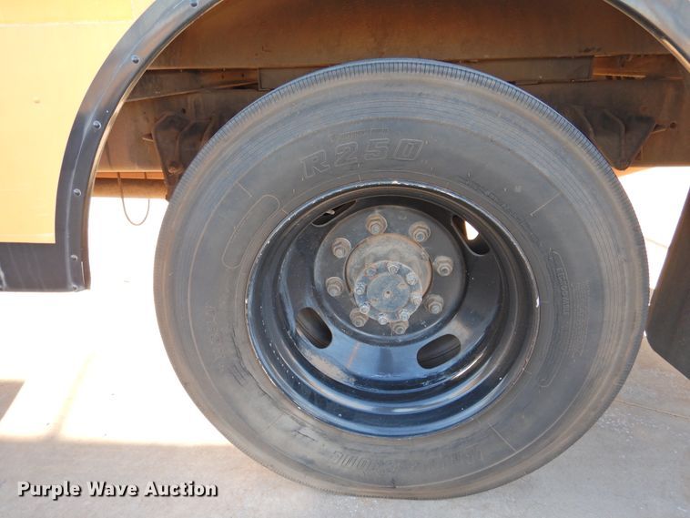 image for item DG1587 2000 International 3800  school bus