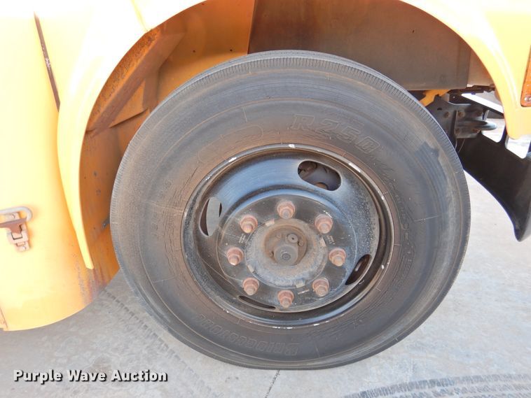 image for item DG1587 2000 International 3800  school bus