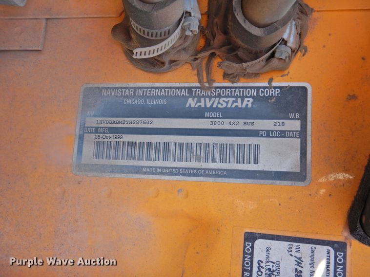 image for item DG1587 2000 International 3800  school bus