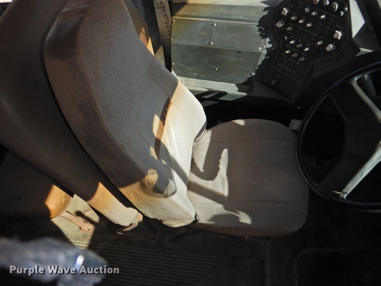 image for item DG1589 1995 International 3800  school bus