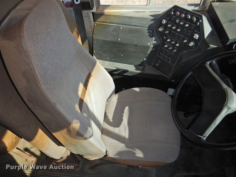 image for item DG1589 1995 International 3800  school bus