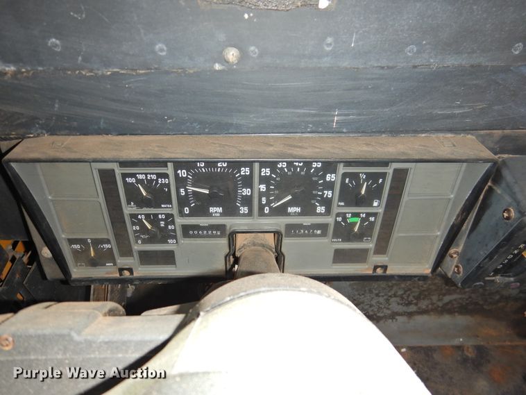 image for item DG1589 1995 International 3800  school bus