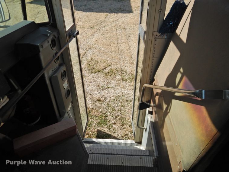 image for item DG1589 1995 International 3800  school bus