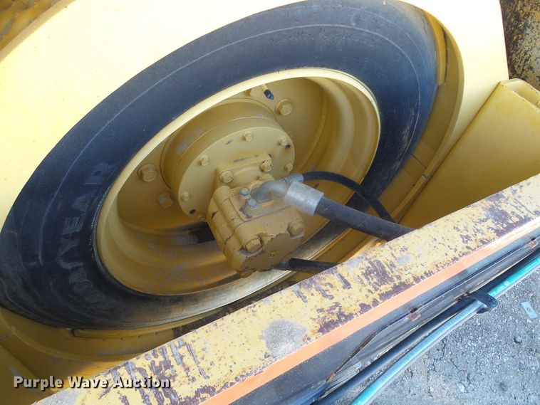 image for item DG8466 1999 Hypac C852B  vibratory single drum roller