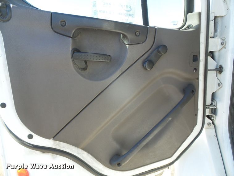 image for item DG8468 2009 Freightliner Business Class M2  semi truck