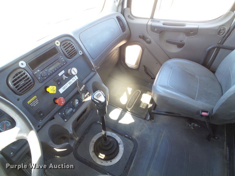 image for item DG8468 2009 Freightliner Business Class M2  semi truck