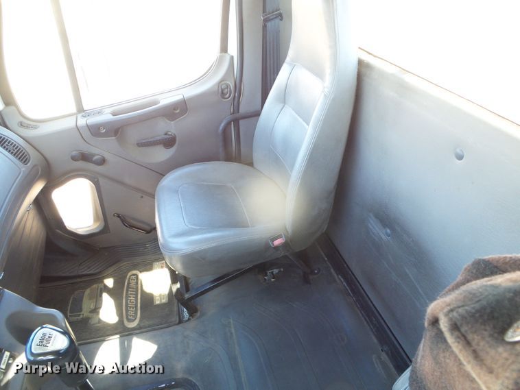 image for item DG8468 2009 Freightliner Business Class M2  semi truck