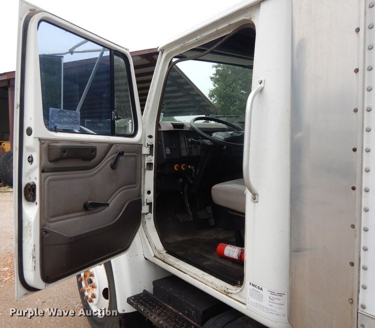 image for item DI7732 1999 International 4700  box truck