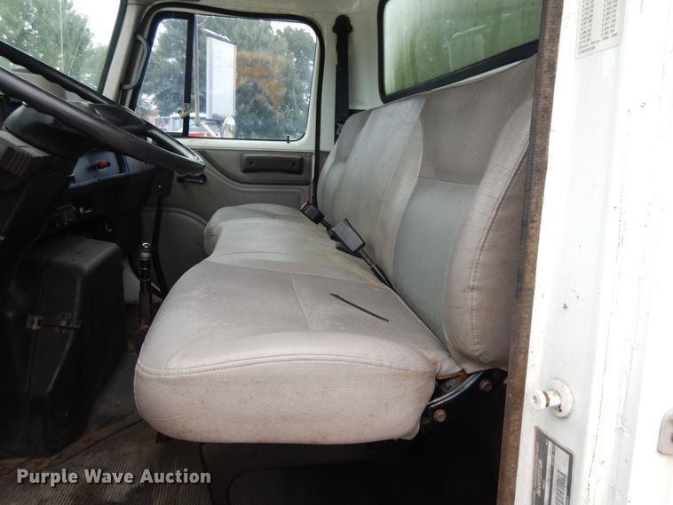 image for item DI7732 1999 International 4700  box truck