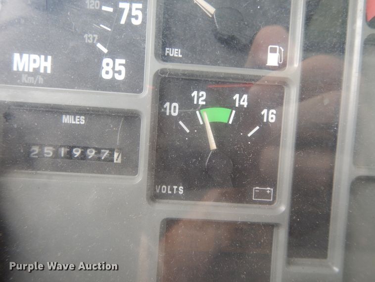 image for item DI7732 1999 International 4700  box truck