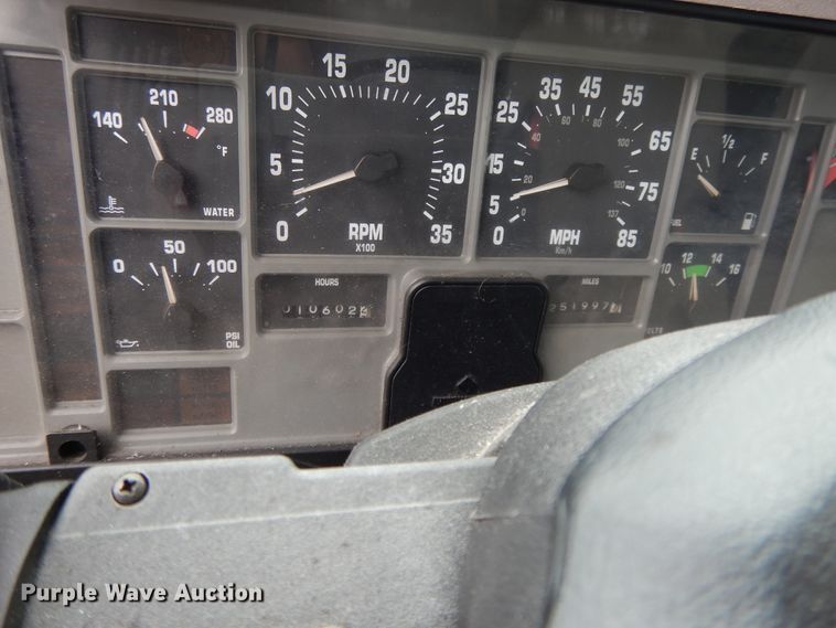 image for item DI7732 1999 International 4700  box truck