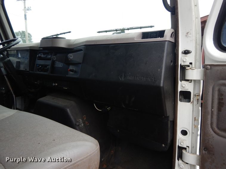 image for item DI7732 1999 International 4700  box truck