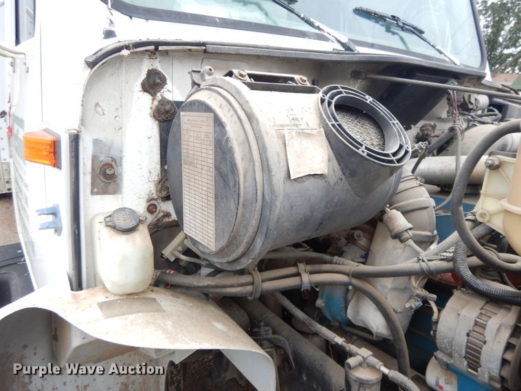 image for item DI7732 1999 International 4700  box truck