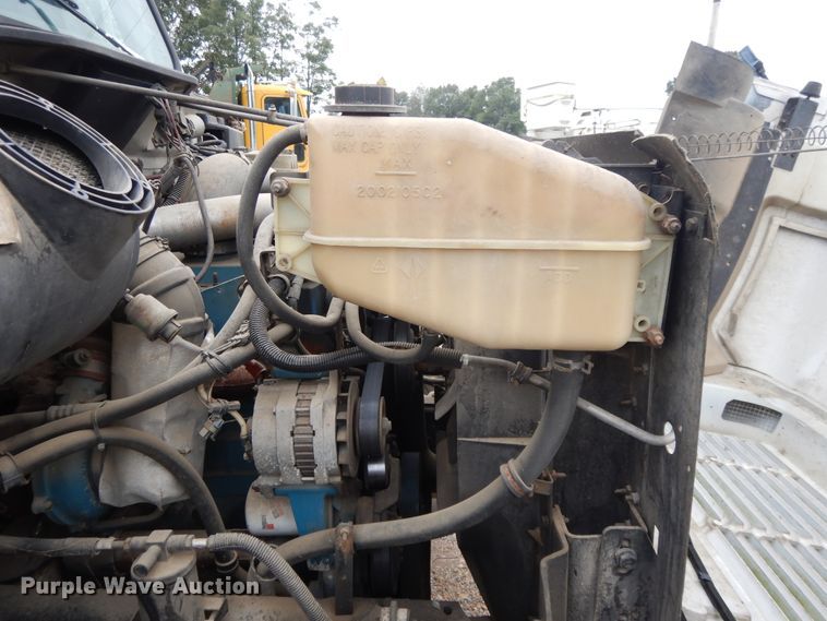 image for item DI7732 1999 International 4700  box truck