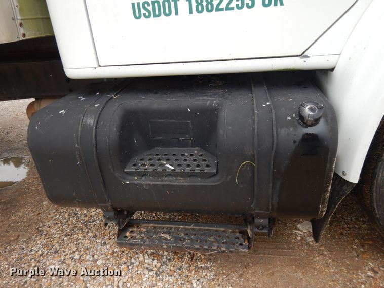 image for item DI7732 1999 International 4700  box truck