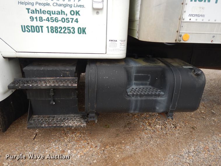 image for item DI7732 1999 International 4700  box truck