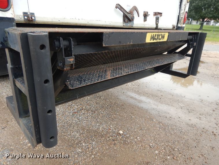 image for item DI7732 1999 International 4700  box truck