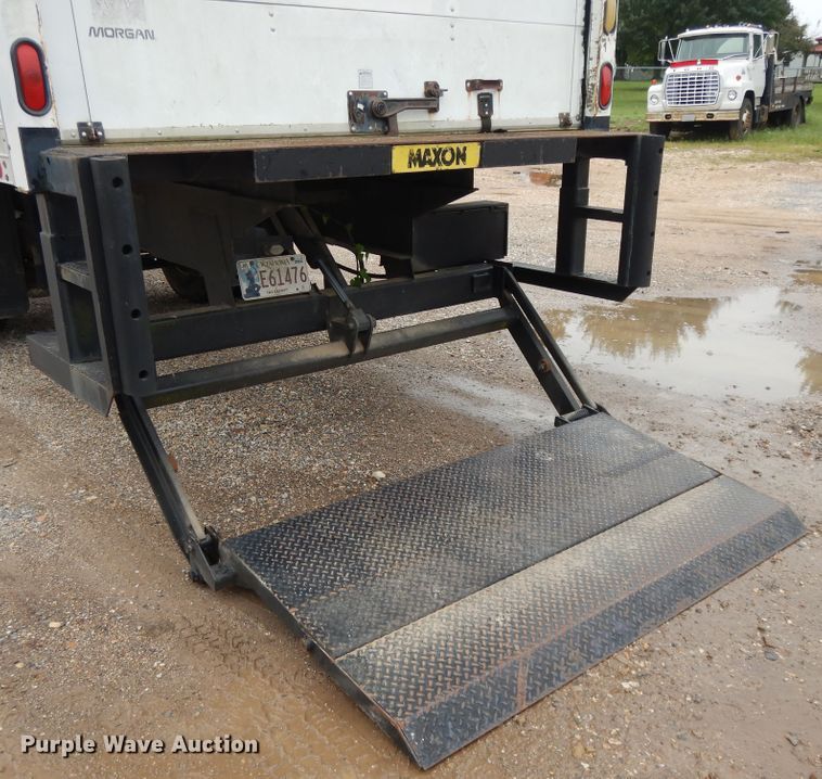 image for item DI7732 1999 International 4700  box truck