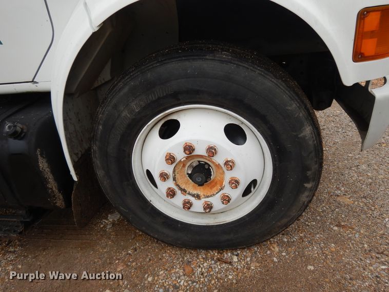 image for item DI7732 1999 International 4700  box truck