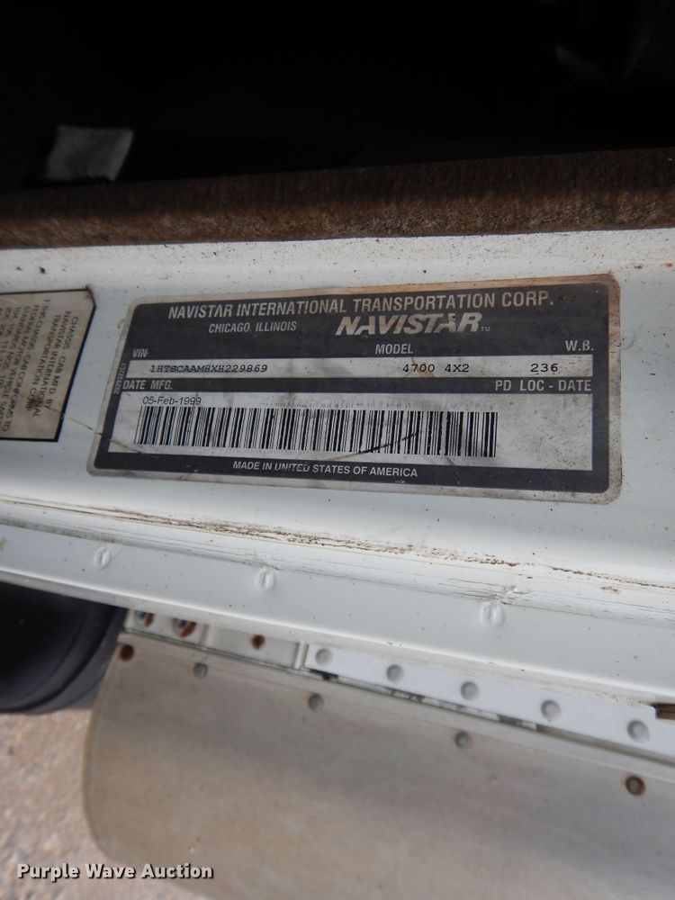 image for item DI7732 1999 International 4700  box truck