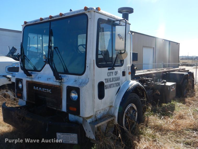 image for item DJ8621 1996 Mack MR  roll-off container truck