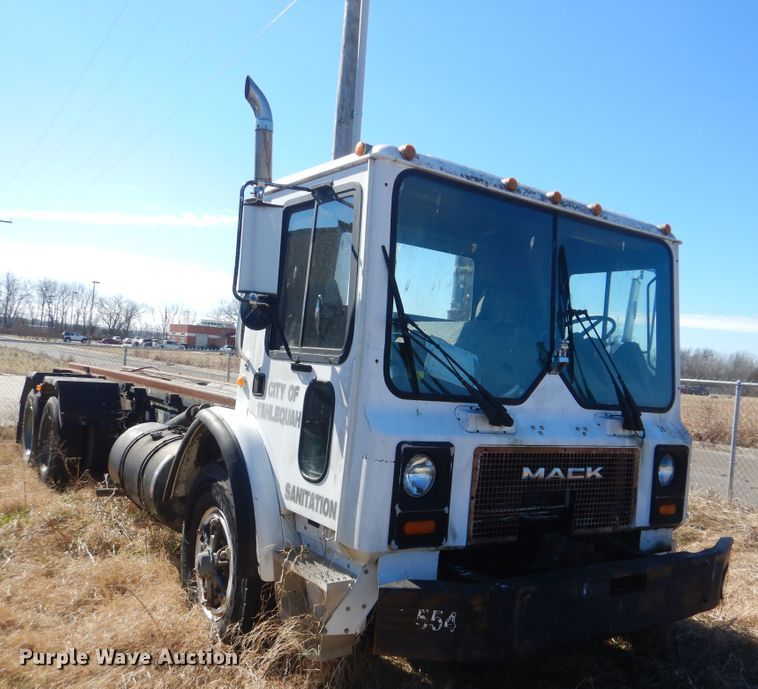 image for item DJ8621 1996 Mack MR  roll-off container truck