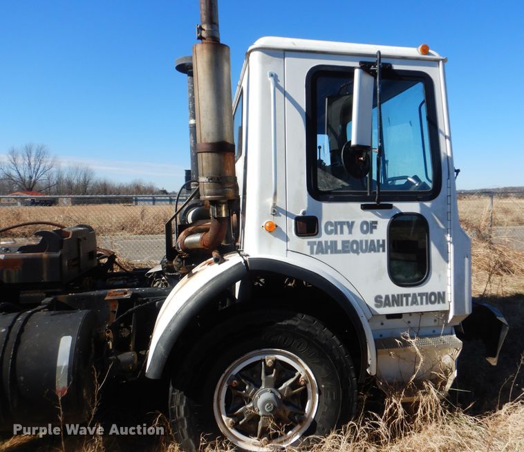 image for item DJ8621 1996 Mack MR  roll-off container truck